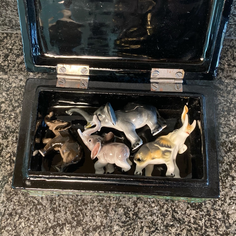 Elephant 🐘 Mini Figurines in Wood Elephant Box 📦